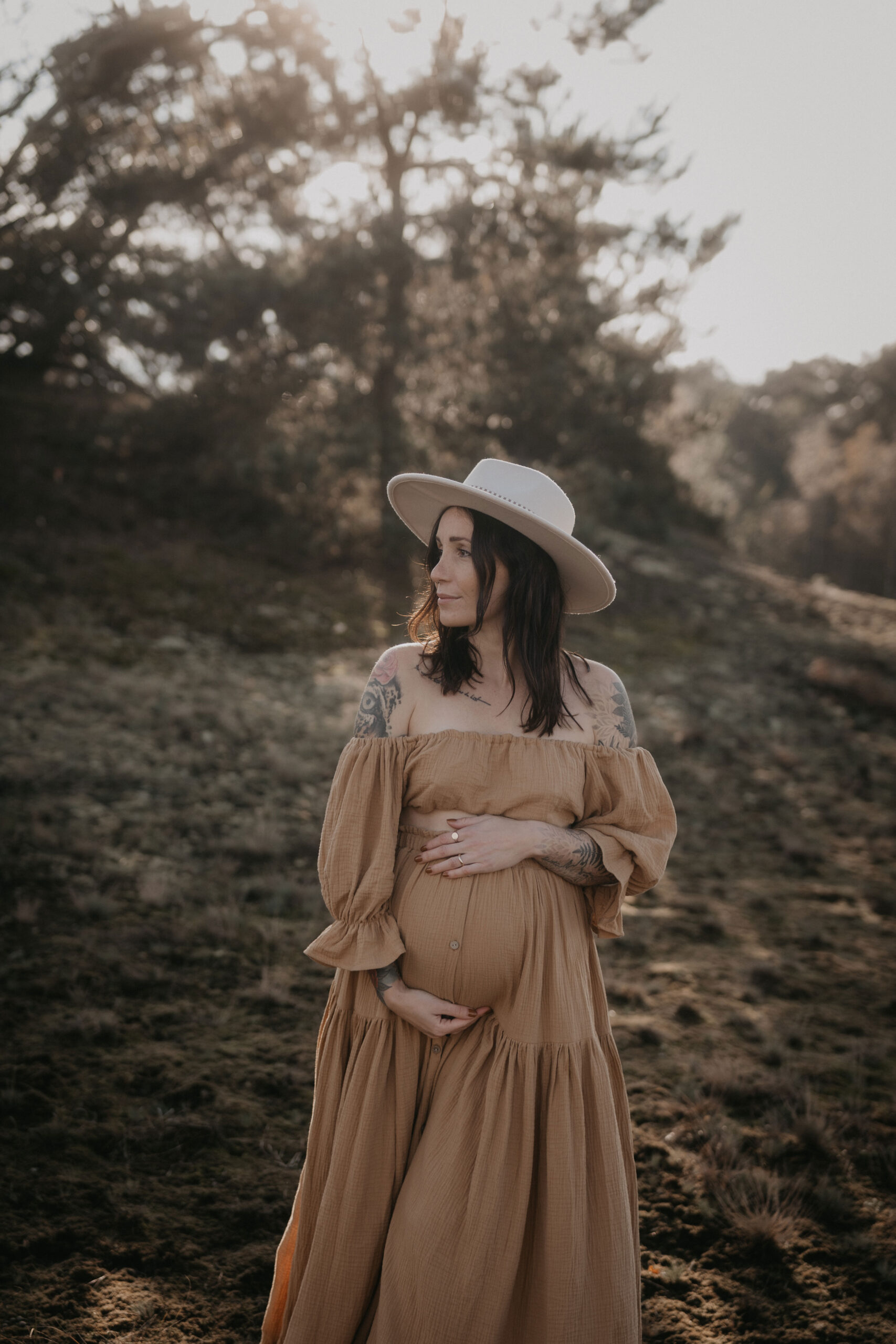 teresa fink schwanger in der natur mit hut und kleid