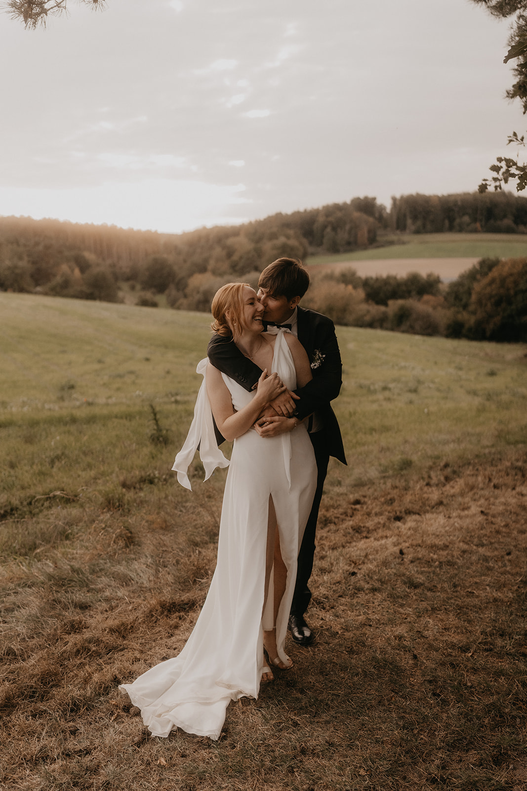 glpckliches hochzeitspaar in der natur